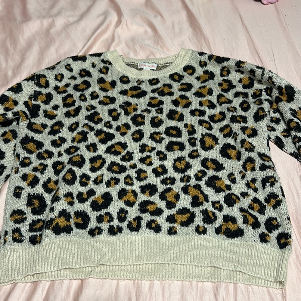 I am selling this Knox Rose sweater only had been worn once size medium.